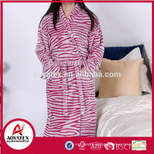 Fábrica al por mayor patrón de corte de cebra franela fleece albornoz mujeres ropa de dormir